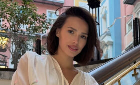 Загитова произвела фурор, выйдя в свет в белом микроплатье со шнуровкой