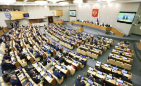 «Золотые парашюты» для депутатов: Госдума сэкономила 2 млрд и решила поддержать слуг народа рублем