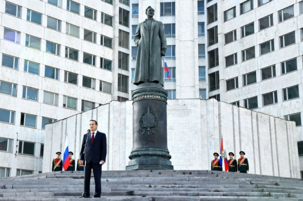 &laquo;Болезнь левизны&raquo; в русском капитализме: Имя Дзержинского, френч Медведева и вояжи в КНДР не изменят устоявшийся курс власти